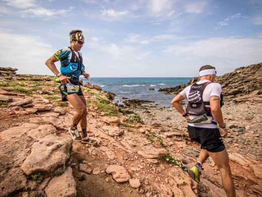 Antoine Guillon y Alice Modignani-Fasoli toman el mando de la Trail Menorca Camí de Cavalls