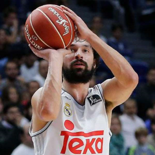 Llull ejecuta un tiro libre.