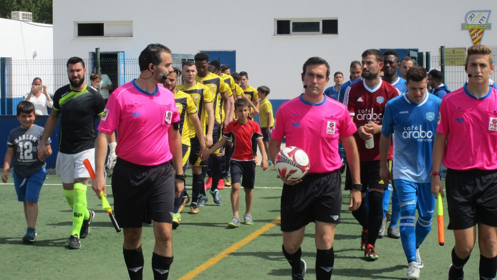 Salida al campo de los jugadores en el partido de ida (Foto: futbolbalear.es)