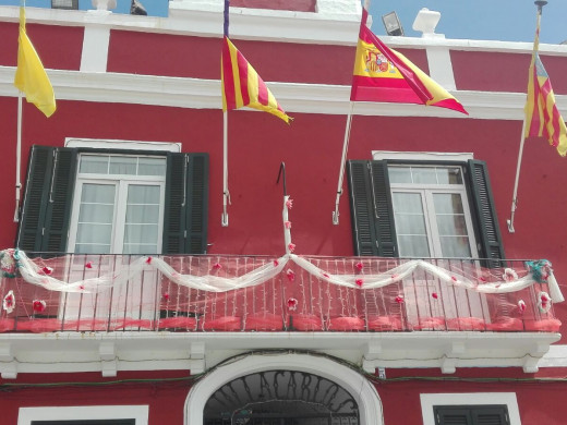 Es Castell también se viste de  flores