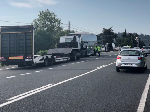 (Ampliación) Los heridos del accidente llegan al Mateu Orfila