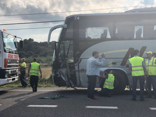 (Ampliación) Los heridos del accidente llegan al Mateu Orfila