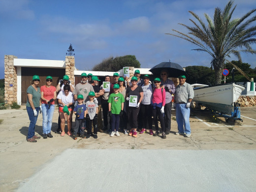 (Galería de fotos) Retiran kilos de basura del litoral de Sant Lluís y Es Mercadal