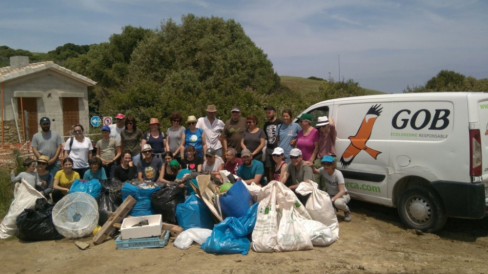 Los voluntarios, tras la retirada de plásticos (Fotos: GOB Menorca)