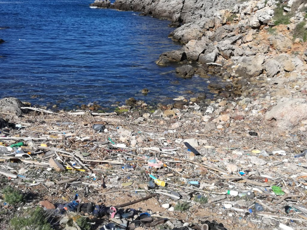 Los voluntarios del GOB limpiaran el litoral de la zona de Cavalleria de los plásticos que llegan a la costa. Foto: GOB Menorca