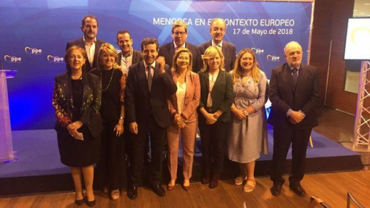 Los eurodiputados y representantes del PP balear debatieron sobre la problemática de Menorca en el ámbito de la UE.