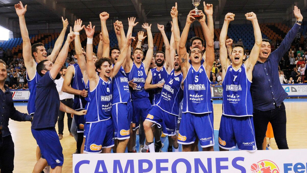 Los jugadores alzan la copa tras lograr el triunfo (Fotos: Tolo Mercadal)