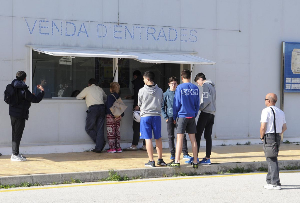 Aficionados comprando sus entradas esta tarde en el Pavelló (Foto: Tolo Mercadal)