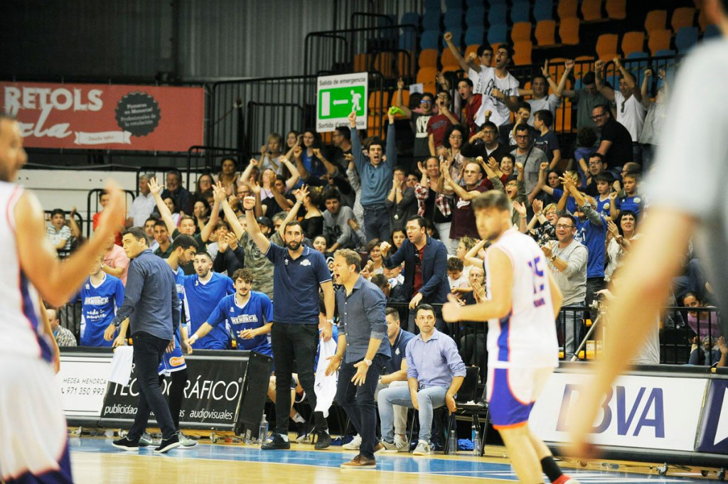 La afición celebra una canasta en un partido de fase regular (Foto: Tolo Mercadal)