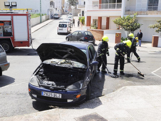 (Fotos) Arde el motor de un coche en Maó