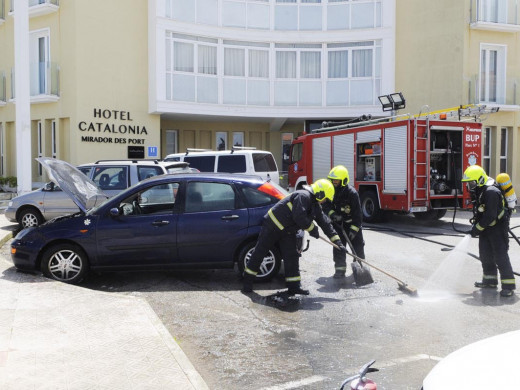 (Fotos) Arde el motor de un coche en Maó