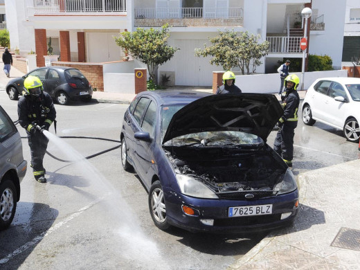 (Fotos) Arde el motor de un coche en Maó