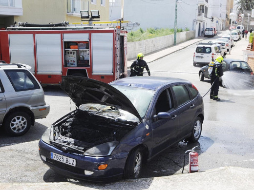 (Fotos) Arde el motor de un coche en Maó