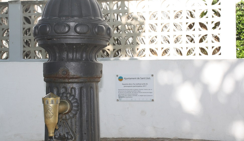 Imagen de la fuente y la placa conmemorativa (Fotos: Ajuntament de Sant Lluís)