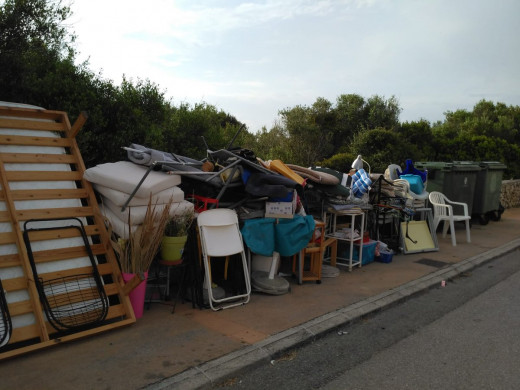 (Galería de fotos) Sofás, muebles, camas… la lucha contra el incivismo en Maó