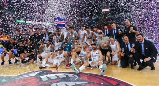 Llull, abajo a la derecha, celebrando el título (Foto: ACB Photo)