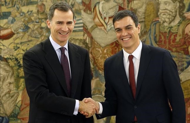 El Rey y Pedro Sánchez estrechan su mano.