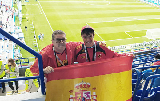 Juan Bravo, anoche en Kaliningrado junto a su hijo viendo a la selección.