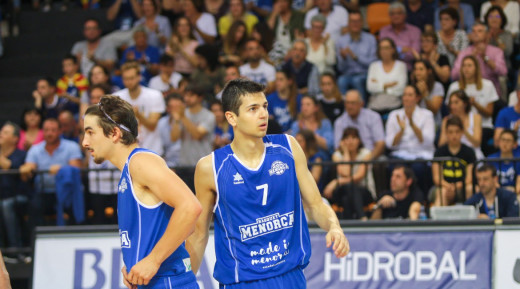 Salvans, a la derecha, en un partido del Bàsquet Menorca (Foto: Bàsquet Menorca)