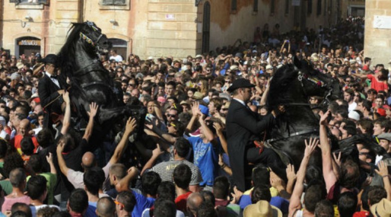 Contra eluso de animales en fiestas.