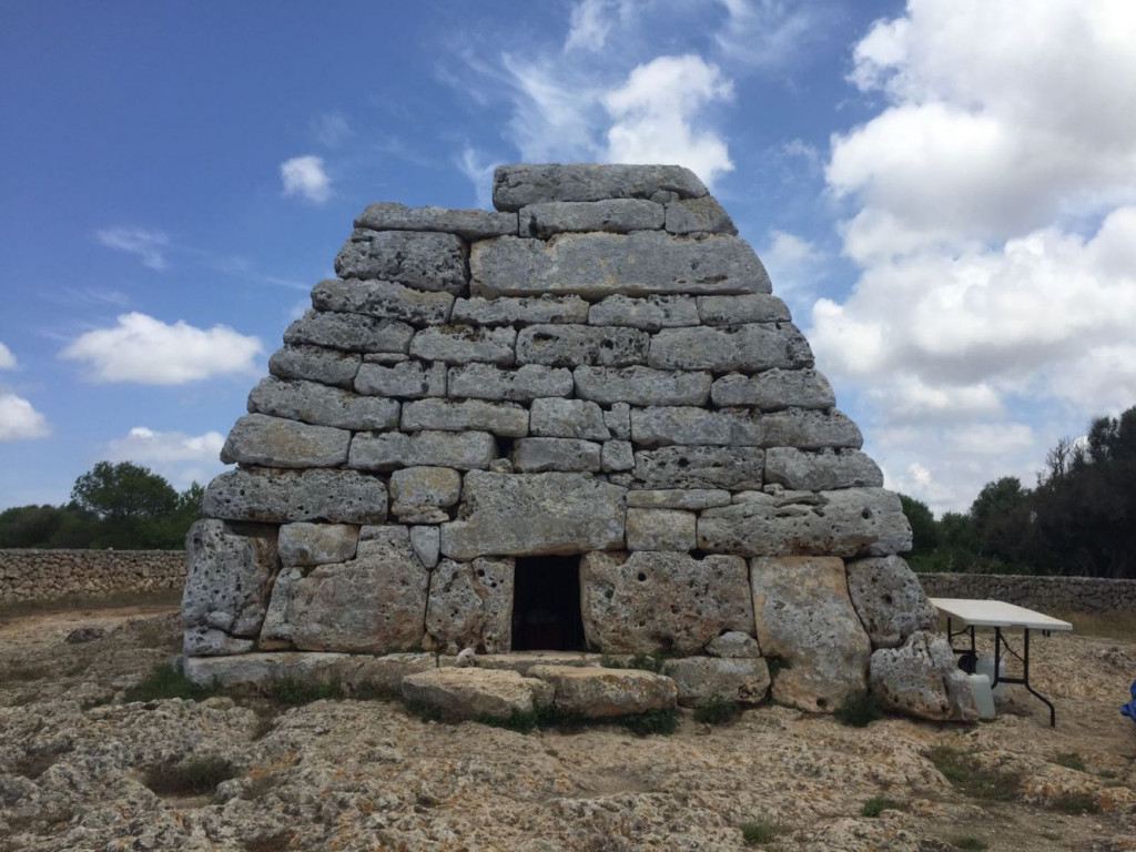 La Naveta des Tudons es uno de los monumentos  de Menorca Talayótica