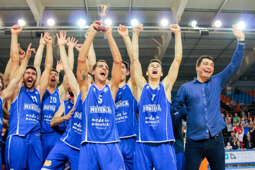 Pagès, celebrando el ascenso junto a los jugadores.