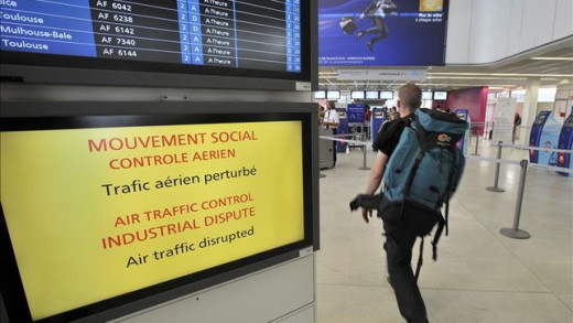 Panel de salidas en un aeropuerto galo.