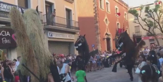 El pasacalles de las fiestas de Valls, Tarragona, homenajea el jaleo de Ciutadella. Foto y vídeo: Laia Esteve, @laesna