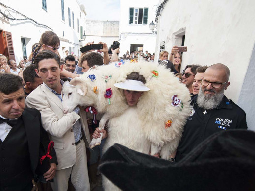 (Fotos) S’Homo des Be  da inicio a Sant Joan