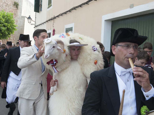 (Fotos) S’Homo des Be  da inicio a Sant Joan