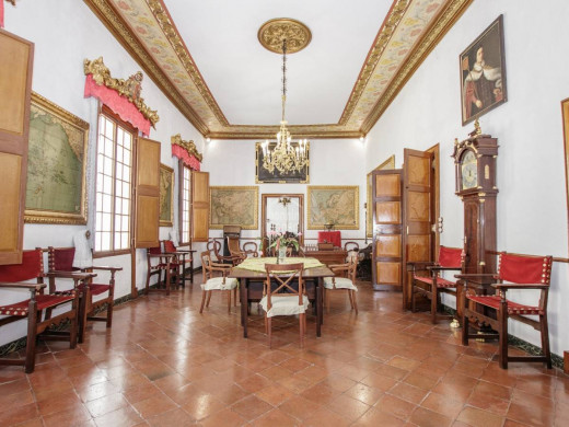 (Vídeo y fotos) El palacio de ensueño que se vende en el centro de Ciutadella