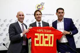 Rubiales, en la izquierda, ha sustituido a Lopetegui, centro, por Fernando Hierro, derecha, al frente de la selección.