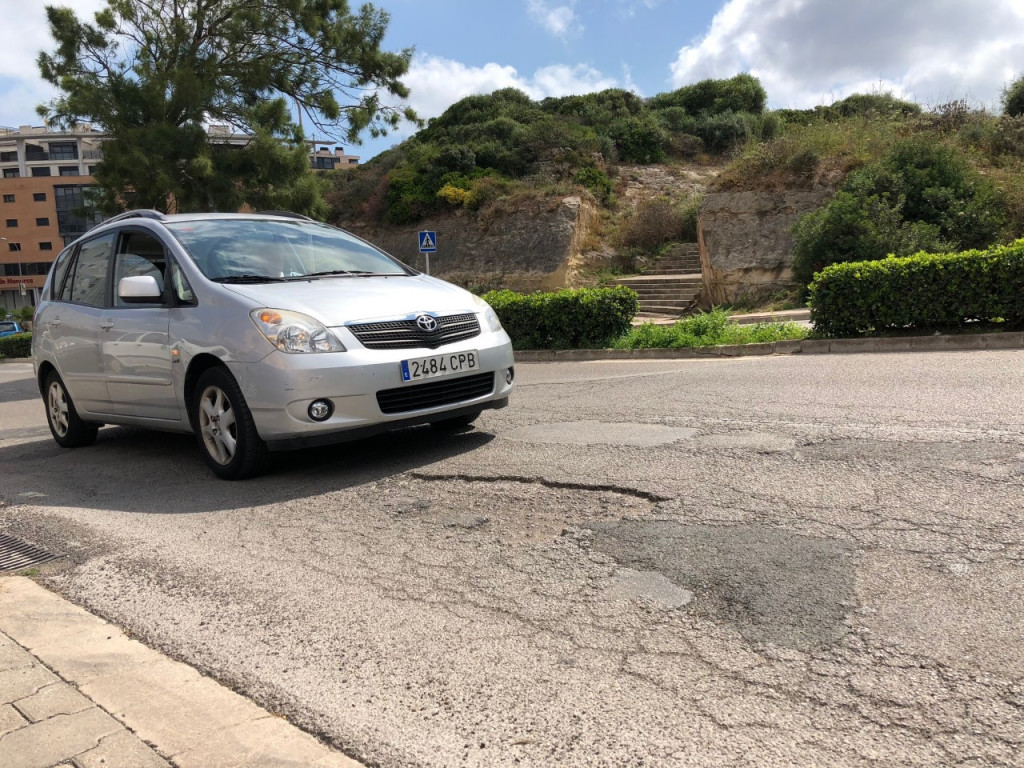 Imagen de uno de los baches al paso de un vehículo (Foto: Tolo Mercadal)