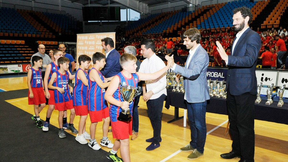 El Ferreries, recogiendo uno de los trofeos (Fotos: Tolo Mercadal)