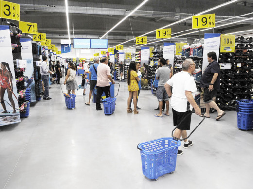 (Galería de fotos) Éxito en la puesta de largo de Decathlon en Maó