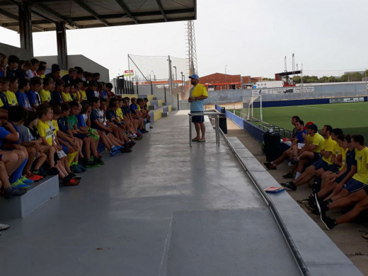 (Galería de fotos) Sergi Enrich visita el campus del Penya Ciutadella