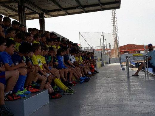 (Galería de fotos) Sergi Enrich visita el campus del Penya Ciutadella