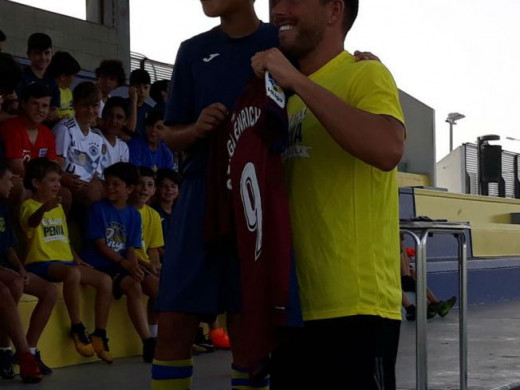 (Galería de fotos) Sergi Enrich visita el campus del Penya Ciutadella