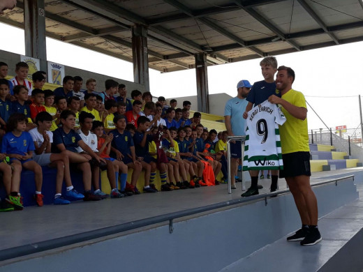 (Galería de fotos) Sergi Enrich visita el campus del Penya Ciutadella