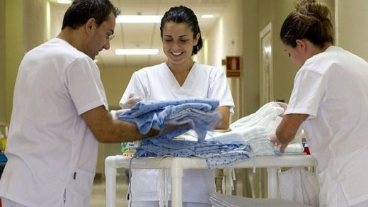 Enfermeros durante un servicio.