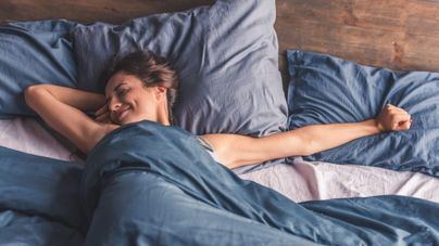 Mujer en la cama.