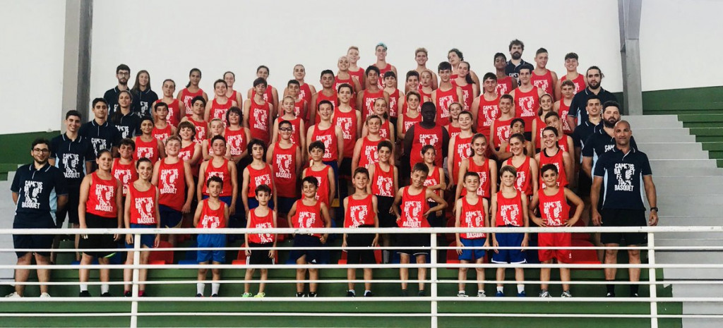 Foto de familia de los participantes en el campus (Foto: CB Ferreries)