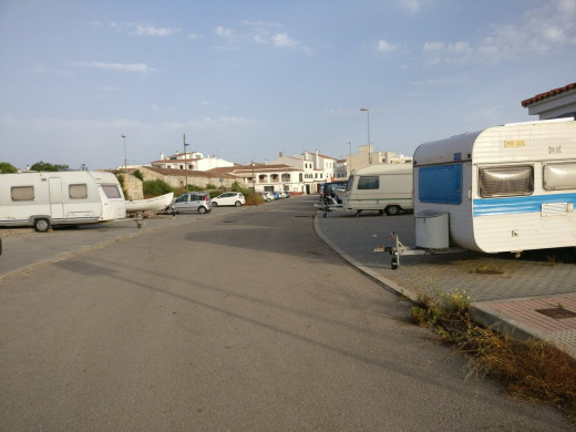 (Fotos) Denuncian que el parking de Es Migjorn se ha llenado de barcas y autocaravanas