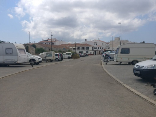 (Fotos) Denuncian que el parking de Es Migjorn se ha llenado de barcas y autocaravanas