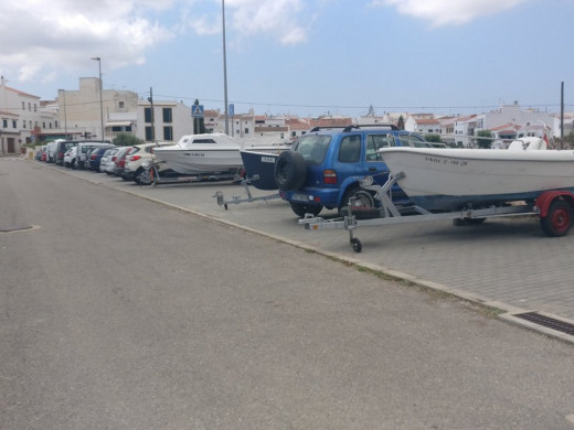 (Fotos) Denuncian que el parking de Es Migjorn se ha llenado de barcas y autocaravanas