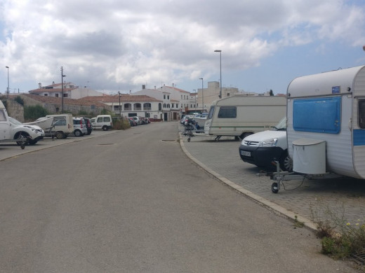 (Fotos) Denuncian que el parking de Es Migjorn se ha llenado de barcas y autocaravanas