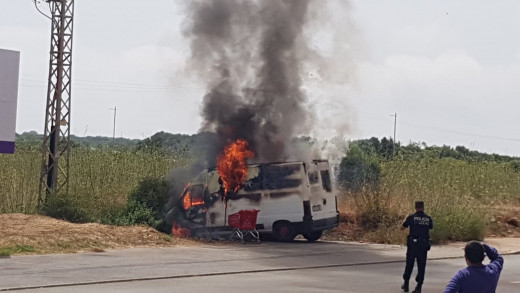 Imagen de la furgoneta ardiendo.