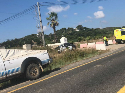 (Fotos) Un accidente con dos heridos provoca grandes retenciones en la carretera general