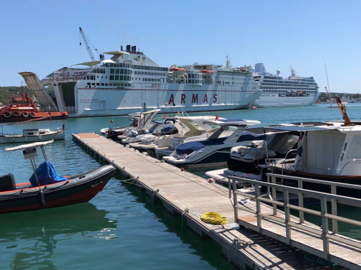 (Fotos) Tres cruceros y el barco de la “Trasme” en el puerto de Maó