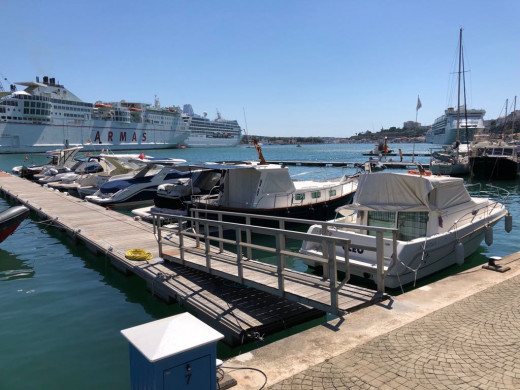 (Fotos) Tres cruceros y el barco de la “Trasme” en el puerto de Maó